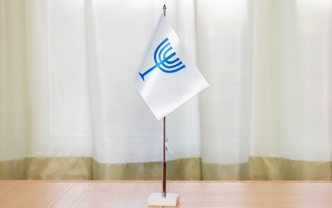 Flagga med Menora, en sjuarmad ljusstake som är symbol för judendomen. Judarnas historia i Sverige