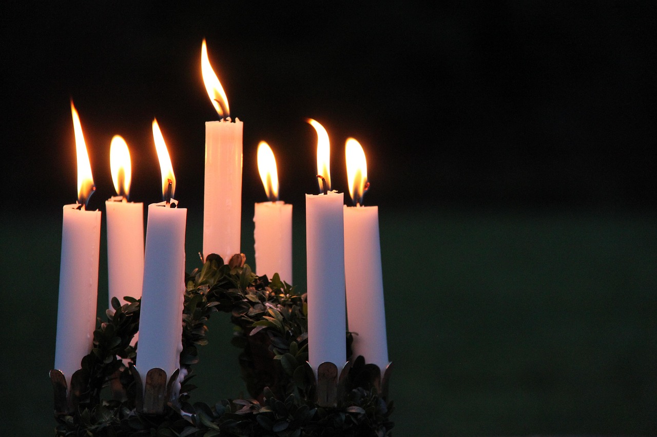 En Luciakrona, med ljus.