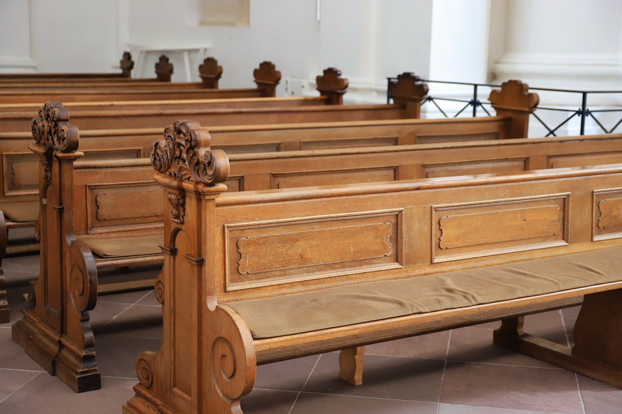 Bild av en rad fina kyrkobänkar.