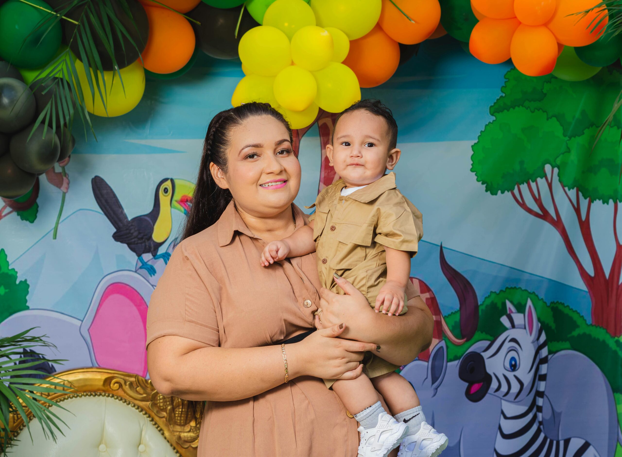 mamma förälder småbarn ettåring djungel natur lekland kalas