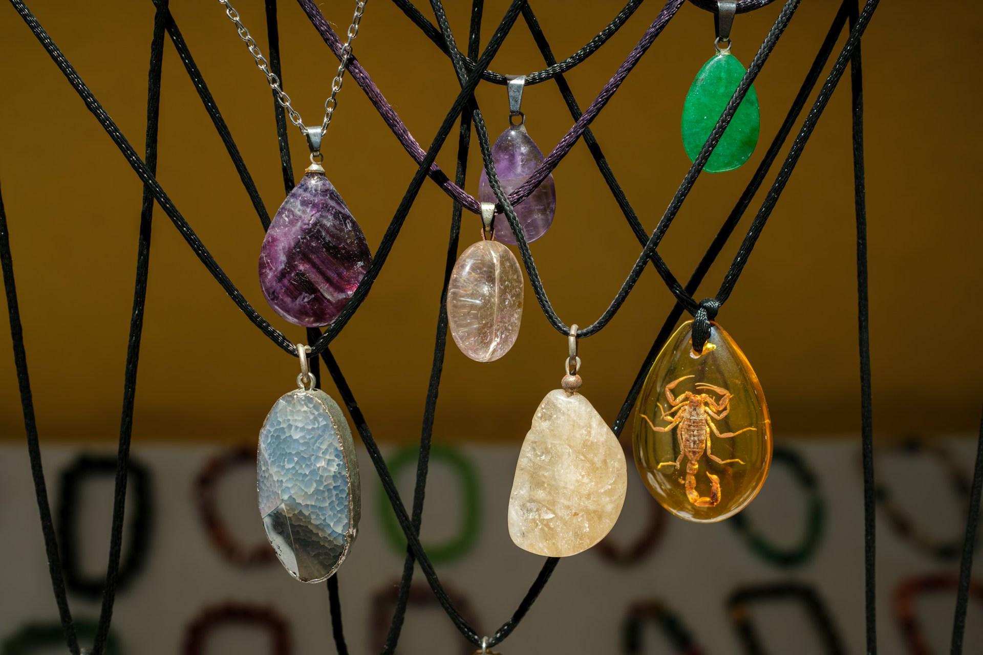 Sju halsband med stenar i olika färger