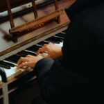 Bild på en person som spelar piano.