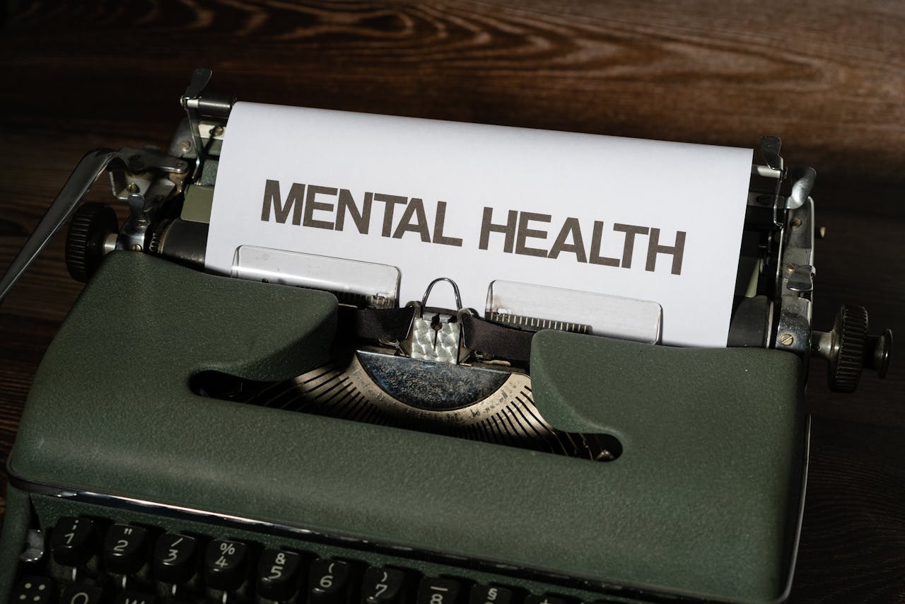 Skrivmaskin med ett pappersblad med texten Mental health