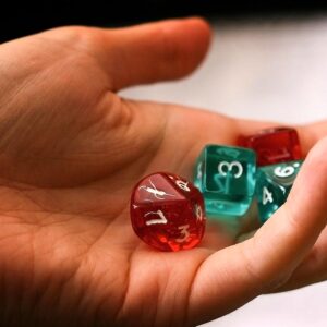 hand som håller rollspelstärningar