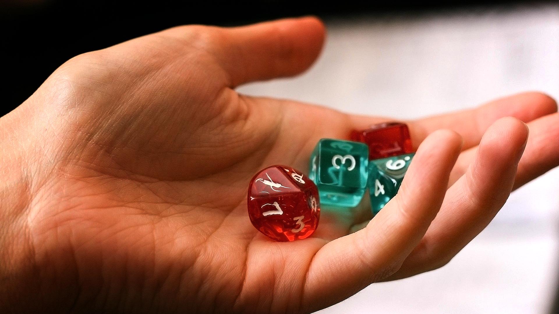 hand som håller rollspelstärningar