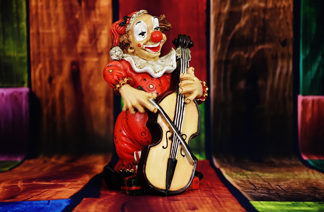 Bild på en clown-figur som spelar fiol.