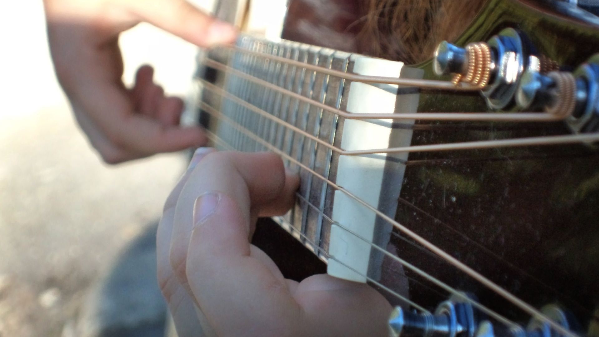 Närbild på en person som spelar gitarr Cafékväll i Söderfors