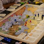 ett brädspel med spelpjäser på