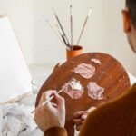 Man med en färgpalett framför sig.