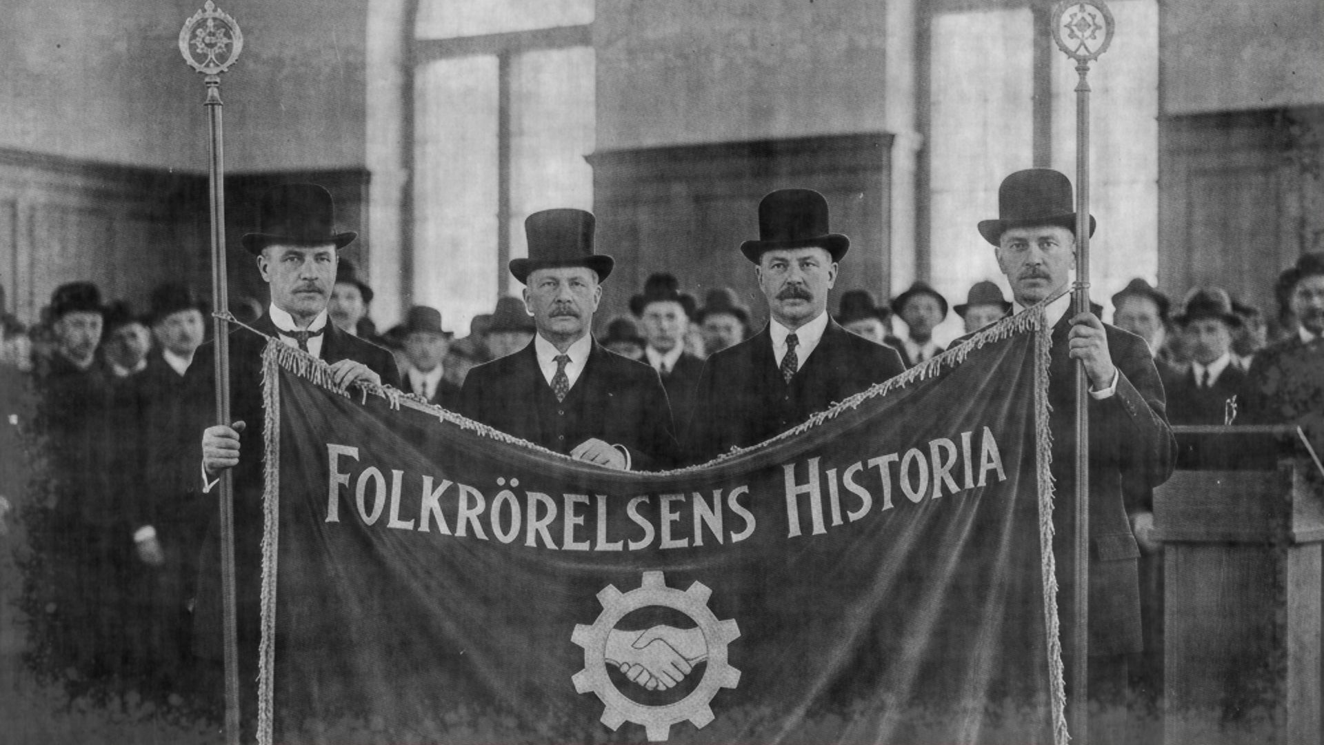 män som håller upp en fana. retro