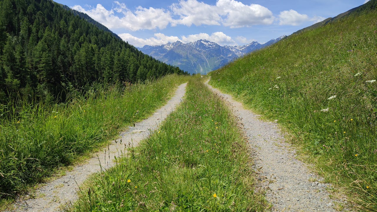 grusväg i bergslandskap