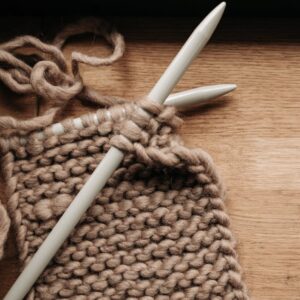 En stickning i beige färg