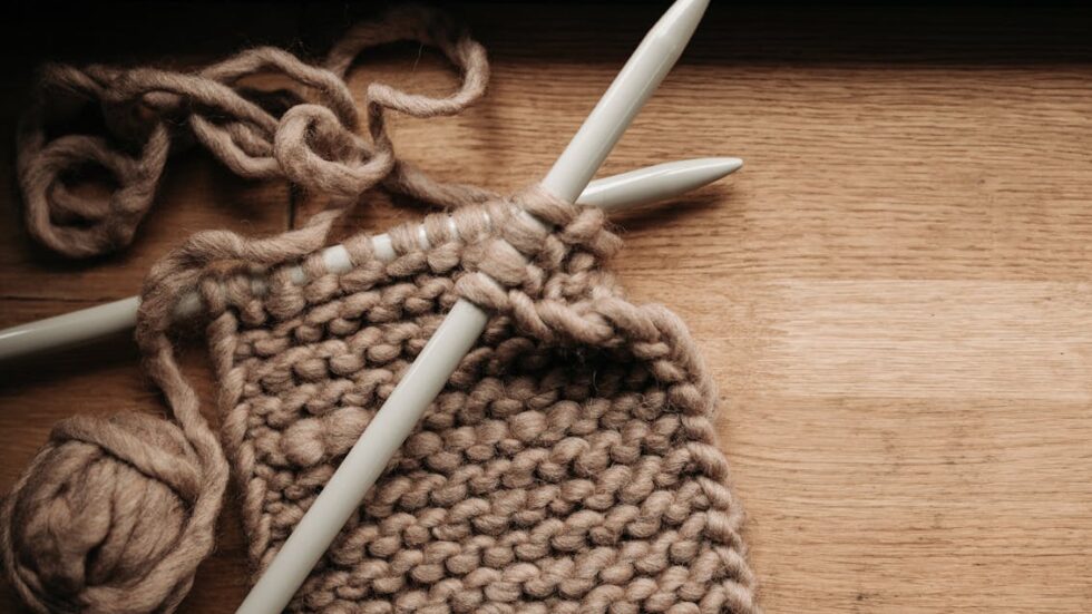 En stickning i beige färg