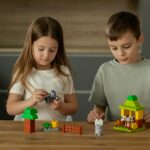 Bild på två barn som bygger med lego.