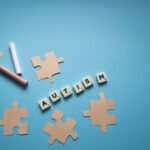 Alfapetbrickor som stavar ordet autism