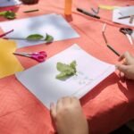 bord fyllt med pyssel