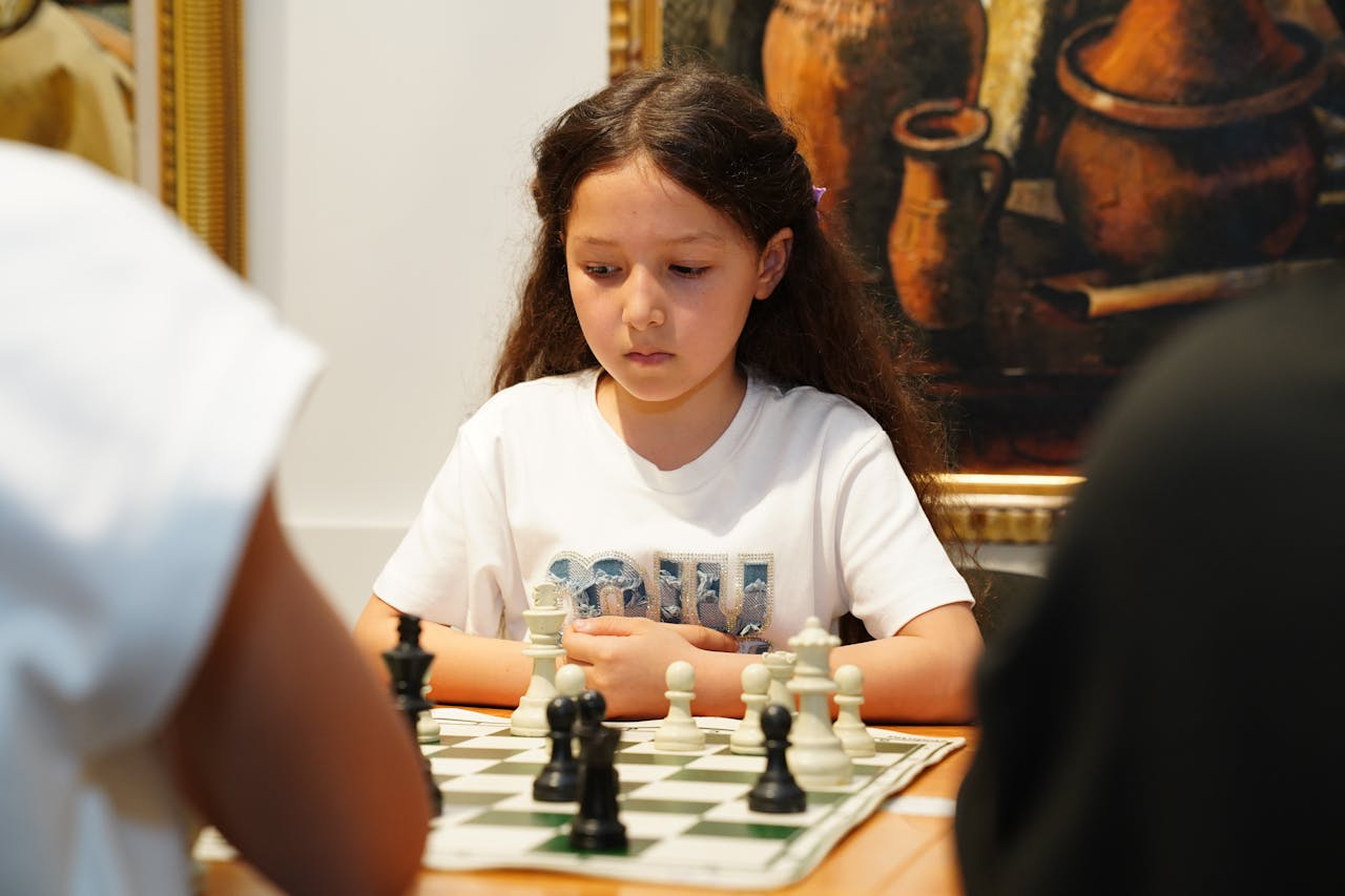 tjej som spelar schack
