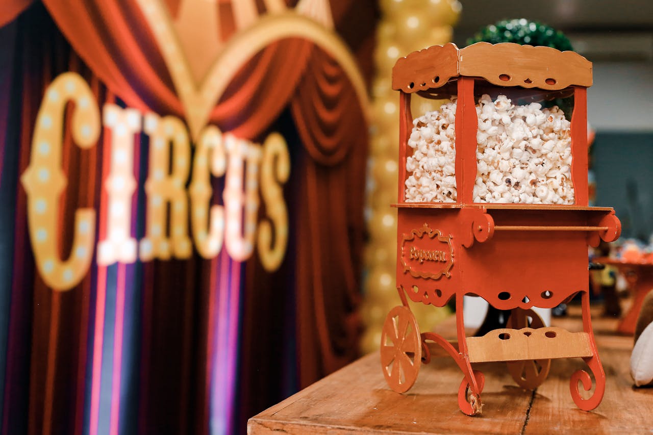 Bild på en skylt där det står Circus med en röd popcornmaskin brevid.