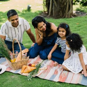 Bild av en familj som har picknick