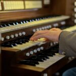 En person som spelar på en orgel/piano.