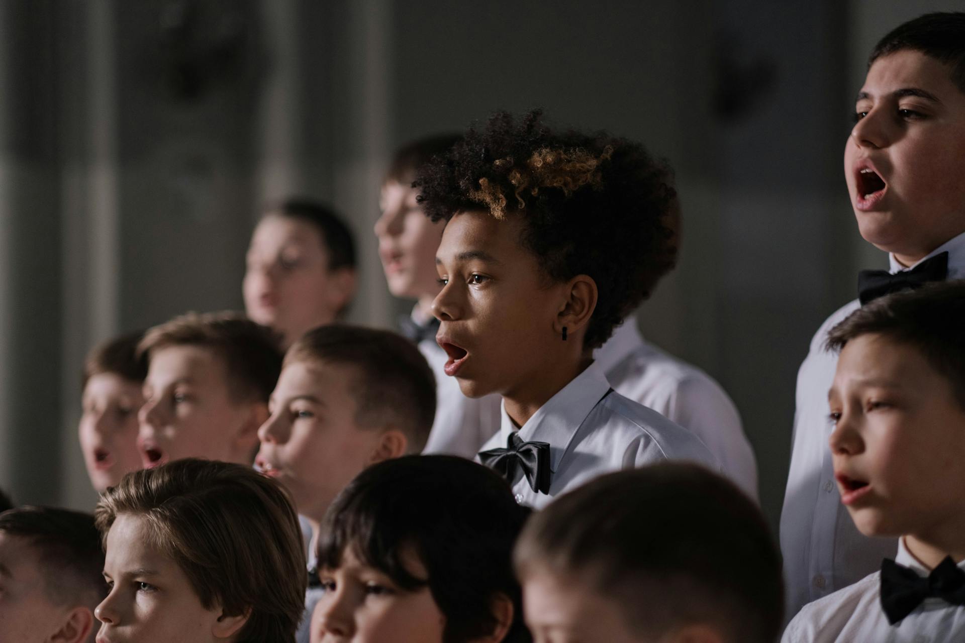 Bild på barn som sjunger i kör.