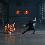 utklädda människor som låtsas slåss