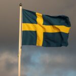 Svensk flagga på blå bakgrund.