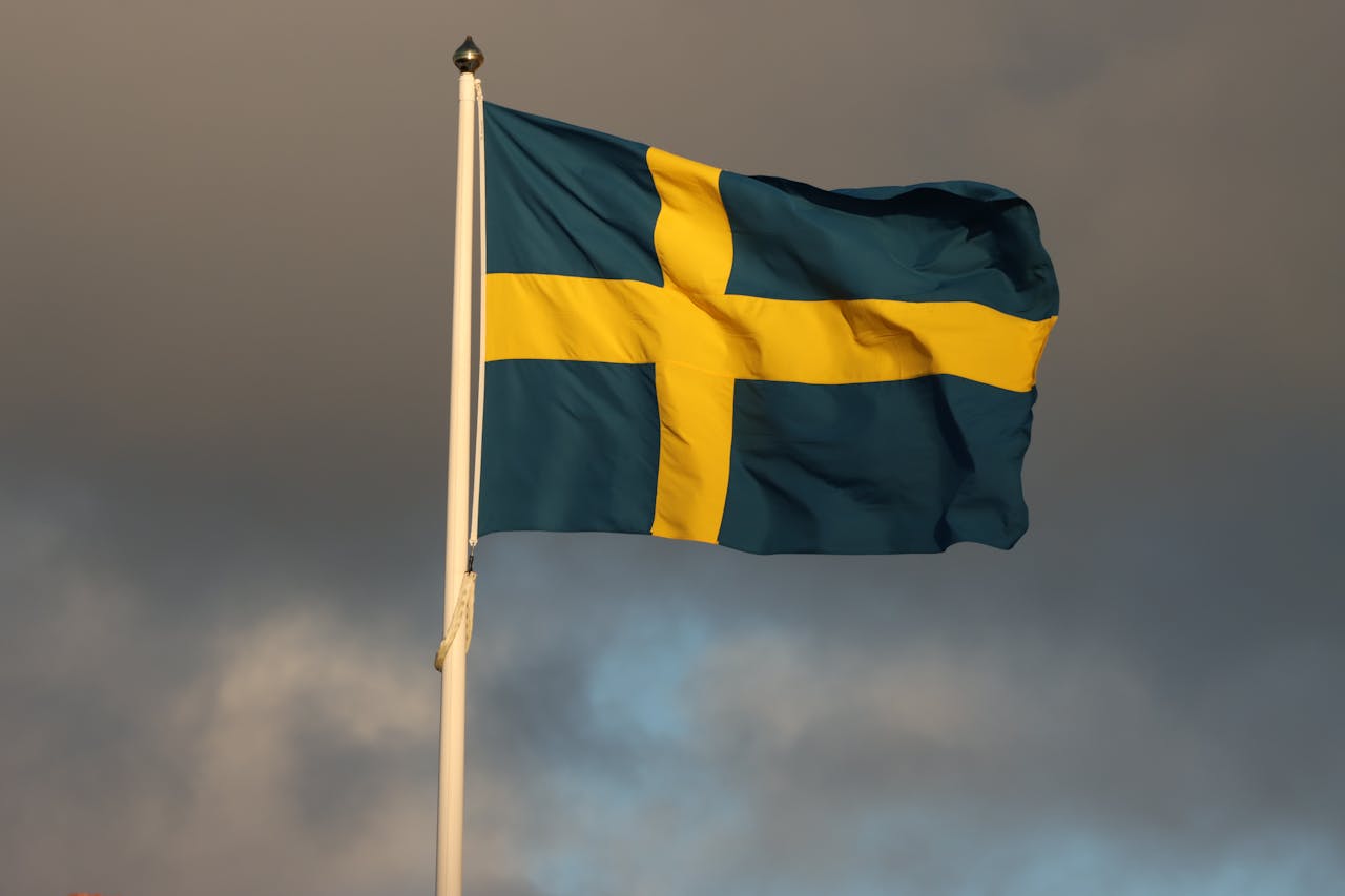 Svensk flagga på blå bakgrund.