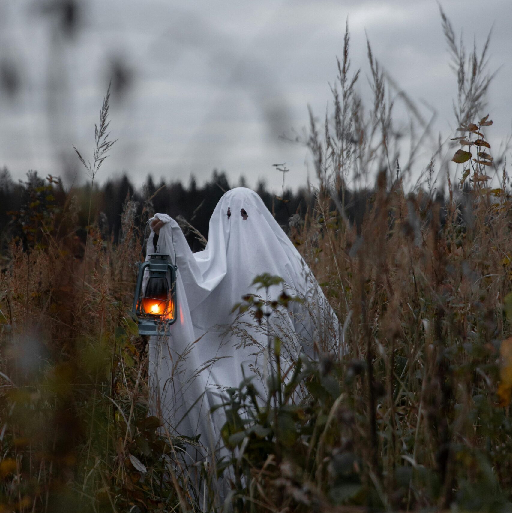 Spöke som håller en lykta