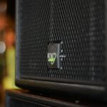 Närbild på en högtalare.