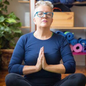 kvinna som mediterar