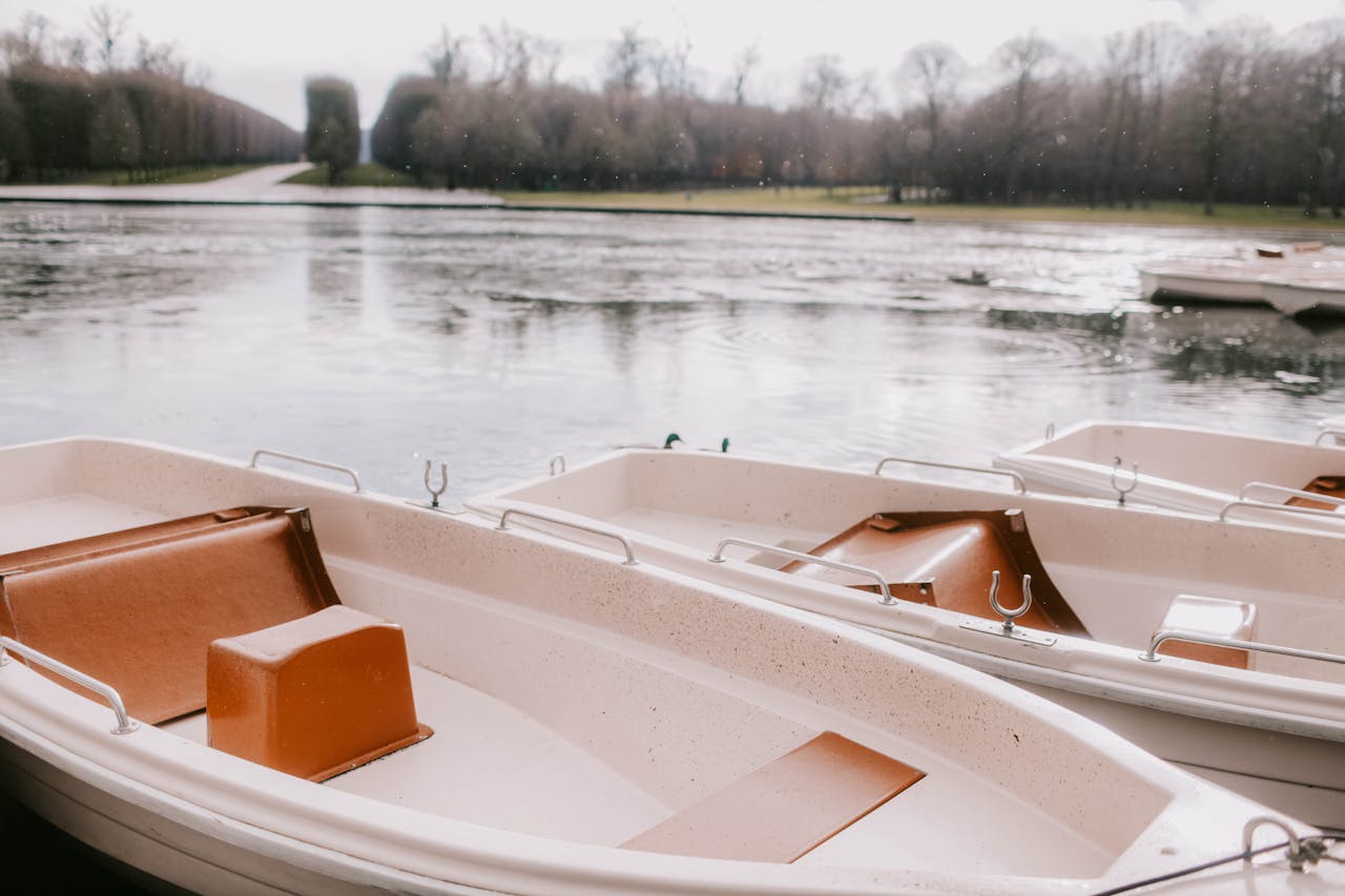 Bild på vita roddbåtar.