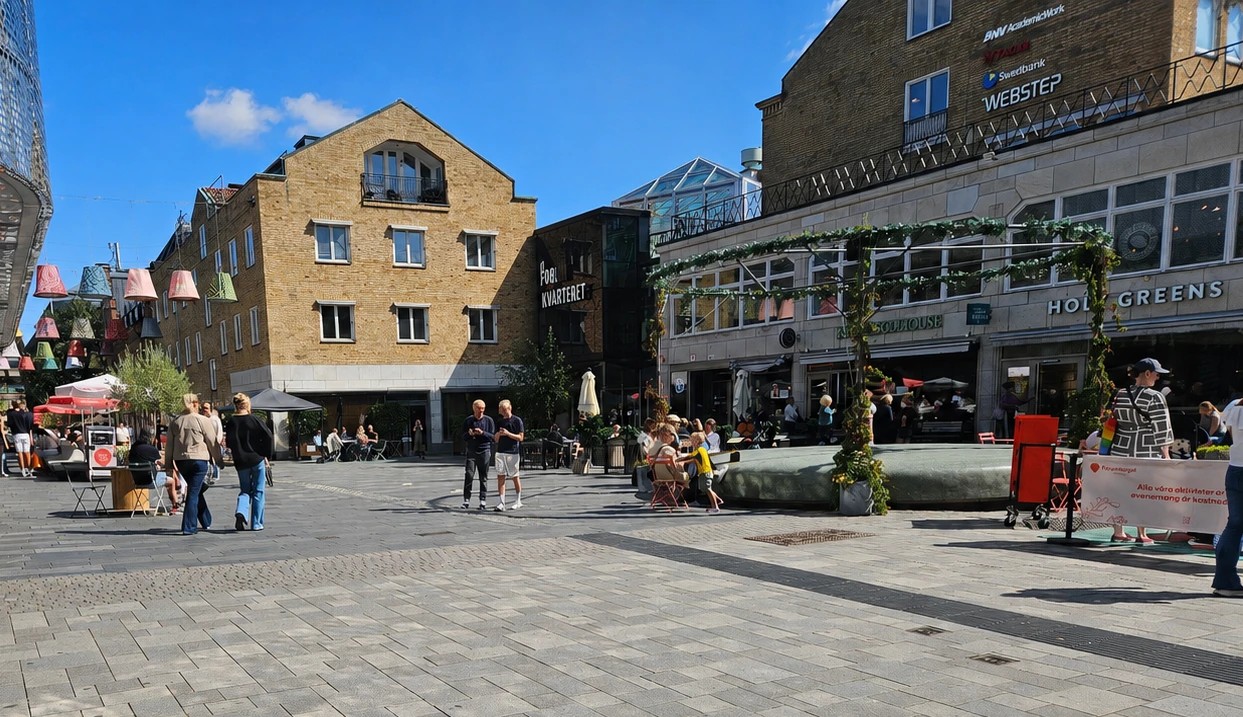Forumtorget en varm och solig sommardag.