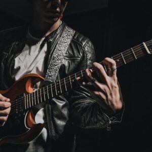 Bild på okänd man med el-gitarr