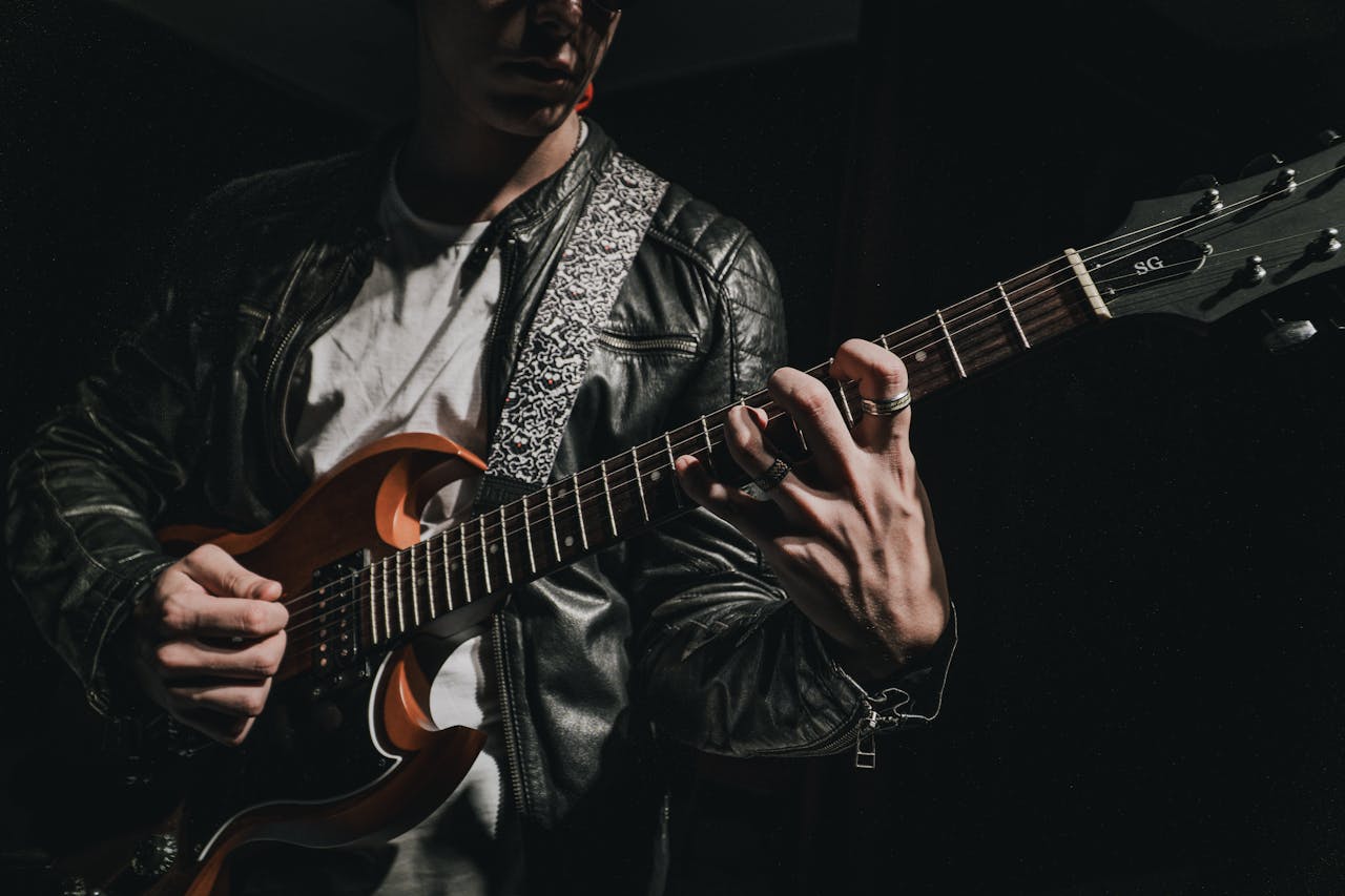 Bild på okänd man med el-gitarr John Zackarias