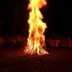 Ståtlig majbrasa med folksamling runt omkring