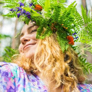 En flicka som bär en blomsterkrans