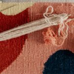 Traditionell vävteknik i en modern kontext.