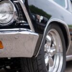 Närbild på en svart bil.