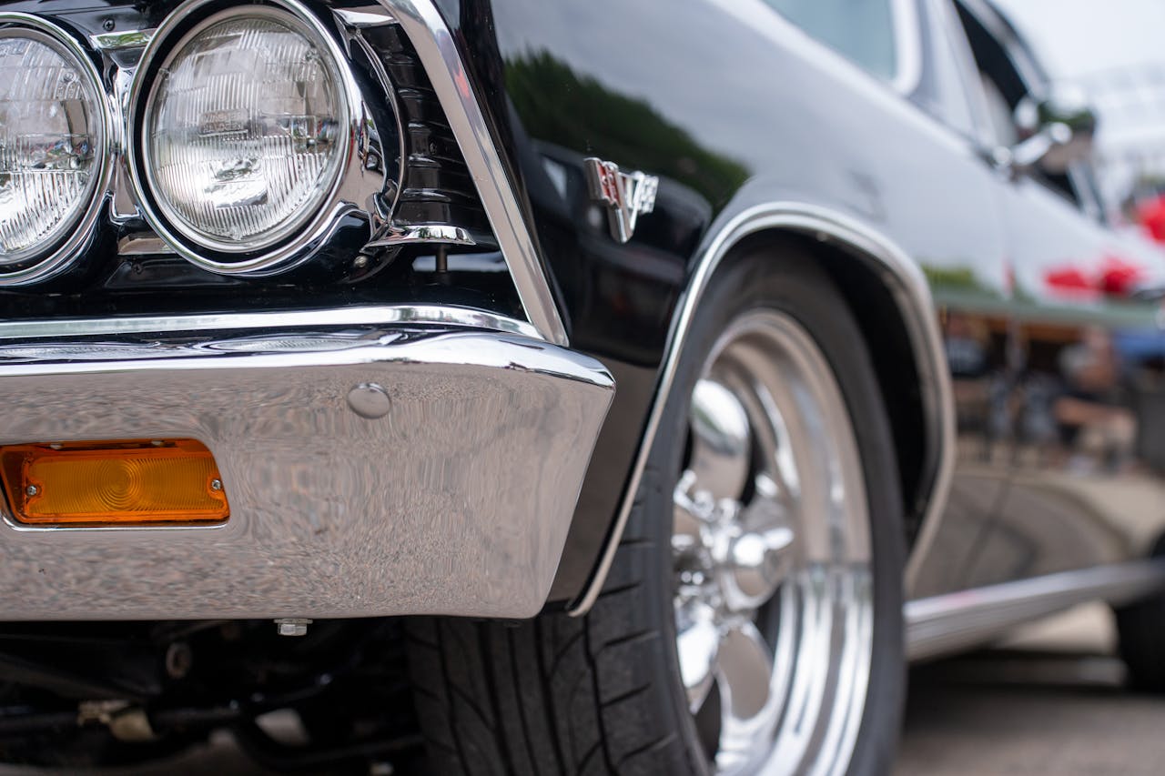 Närbild på en svart bil.