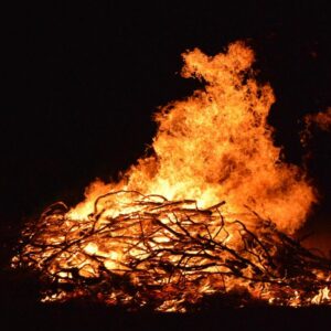 Foto på en stor brasa utomhus