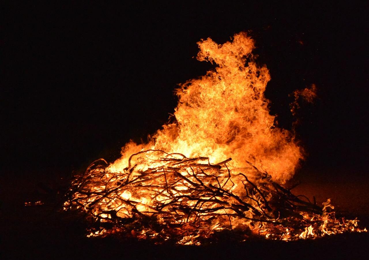 Foto på en stor brasa utomhus