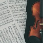 Notblad tillsammans med en brun violin