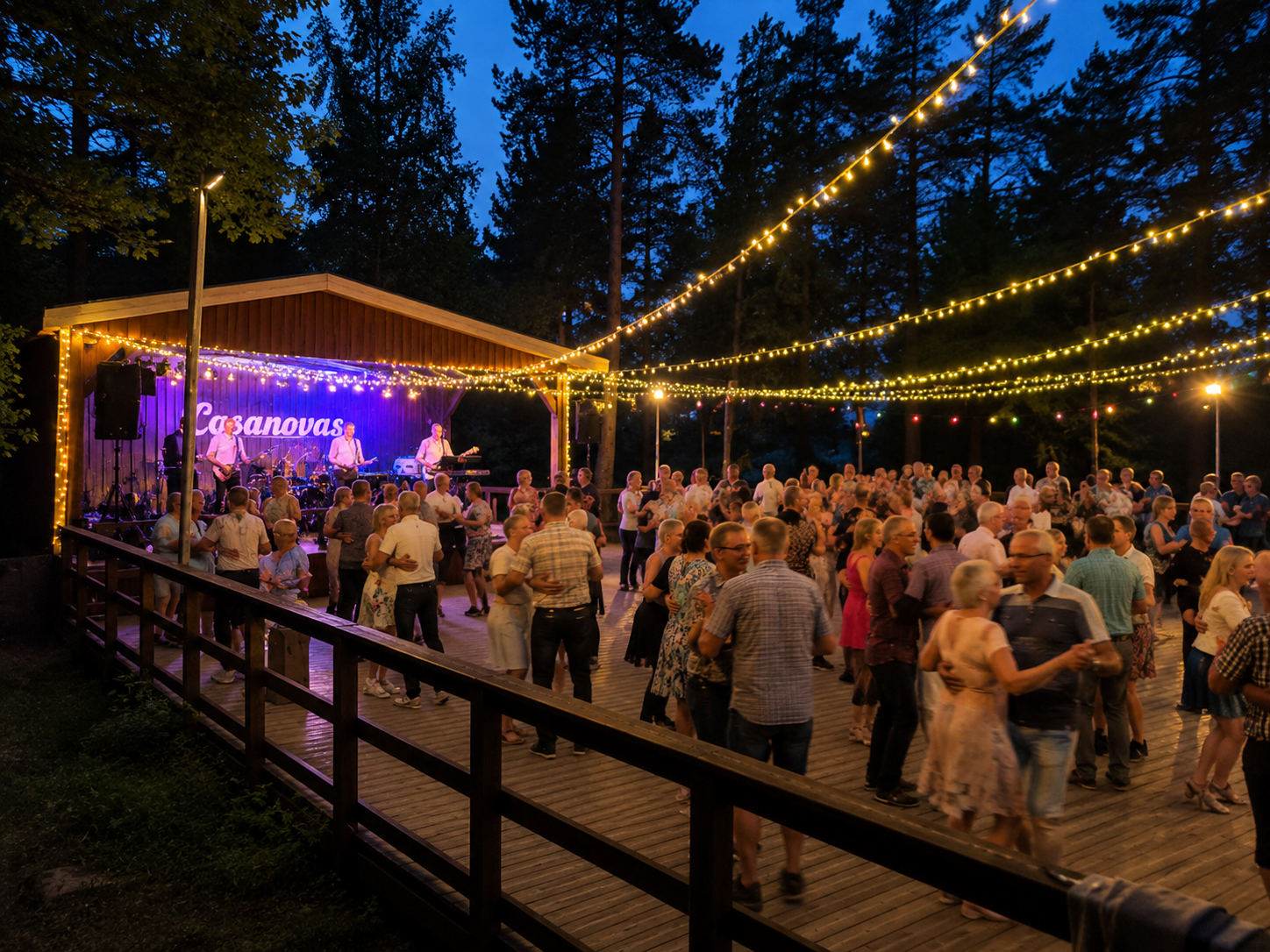 dans på folkets park i Knutby. Mörk himmel med ljusslingor. Casanovas spelar på scenen.
