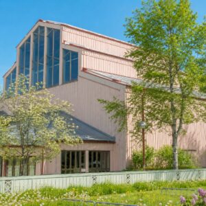 Gottsunda kyrka på försommaren