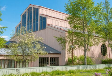 Gottsunda kyrka på försommaren