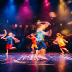 Bild på barn som dansar på en scen. Lampor i blå, lila, gul lyser på scenen.