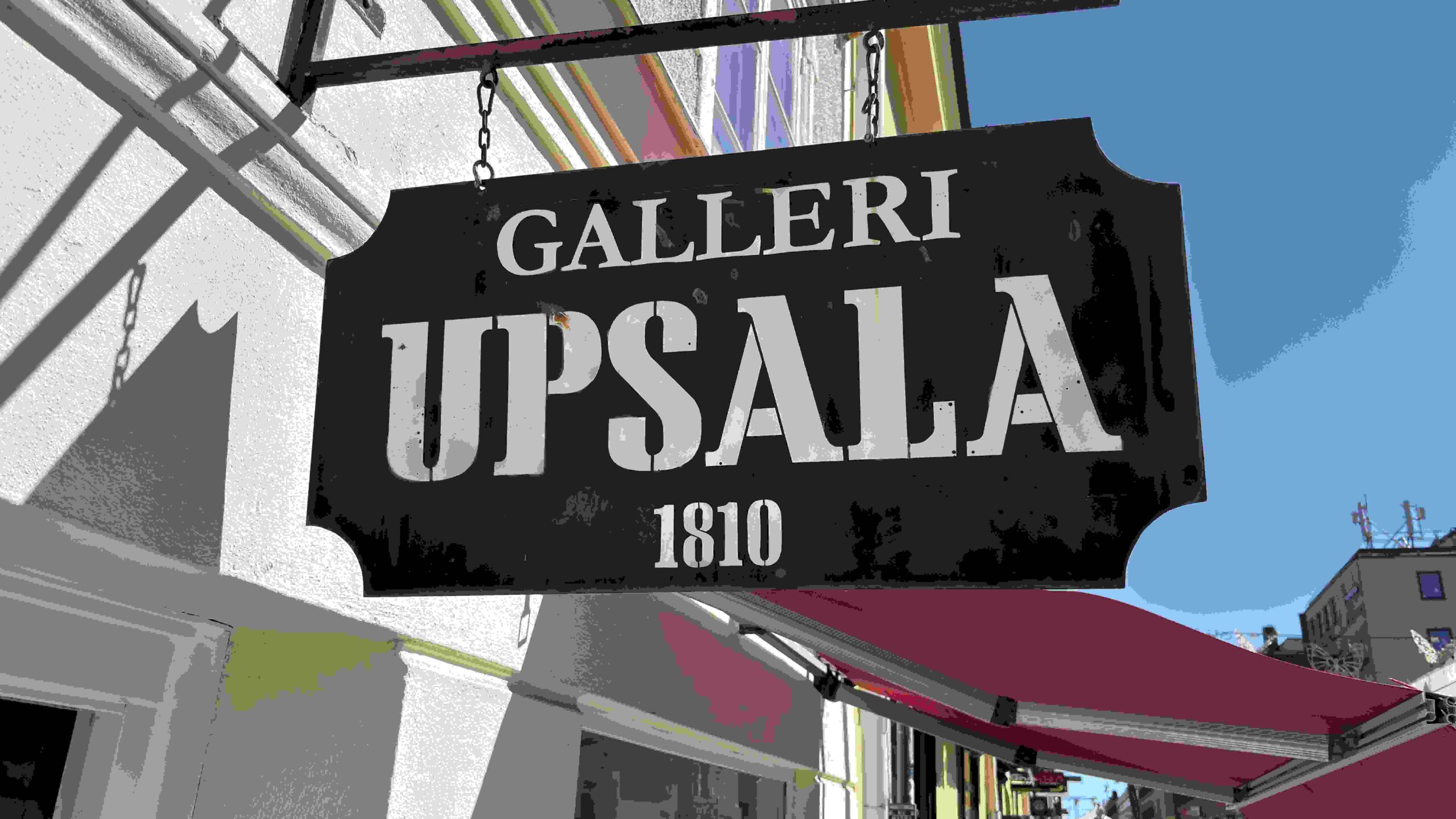 Foto i närbild av skylten för Galleri Upsala