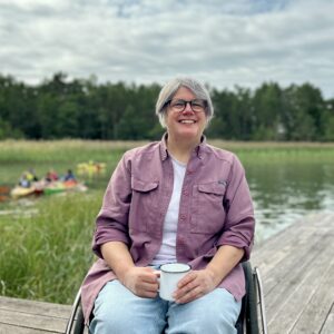 Foto av Jennifer Ast på en brygga på ön Rävsten.