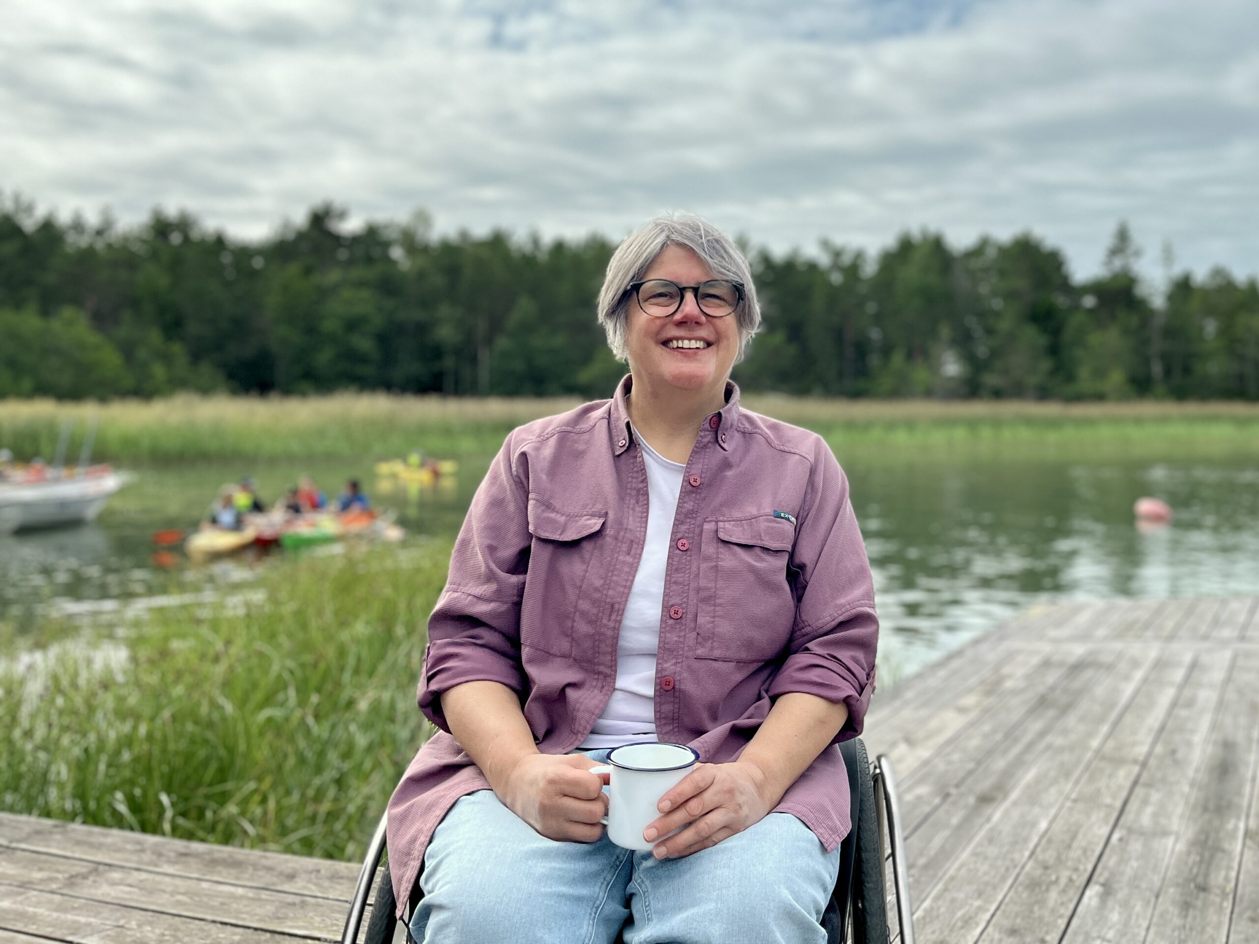 Foto av Jennifer Ast på en brygga på ön Rävsten.